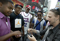 Thorsten Andreassen - 2 - Street Magic @ Time Square with Thorsten Andreassen – photo: Kristofer Sandberg