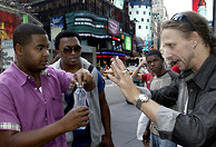 Thorsten Andreassen - 4 - Street Magic @ Time Square with Thorsten Andreassen – photo: Kristofer Sandberg