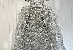 Torso med aluminiumklänning av Lisa Abelsson