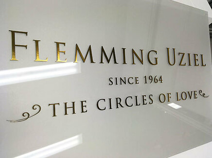 Plastskylt_Plexiglas_Plexiskylt_Akrylskylt_laserskärning_butiksskylt_kontorsskylt_Dörrskylt_Reklamskylt_Distanser