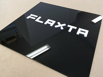 Plastskylt_Plexiskylt_Akrylskylt_Plastbokstäver_Butiksskylt_Laserskärning