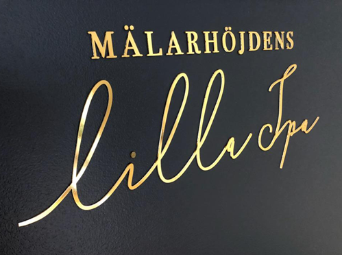 Plexiskylt_Plastskylt_Akrylskylt_Butiksskylt_Mässkylt_Dörrskylt_Laserskärning