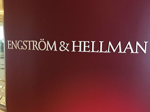 Frigolitskylt_Plastskylt_Plexiglas_Plexiskylt_Akrylskylt_laserskärning_butiksskylt_kontorsskylt