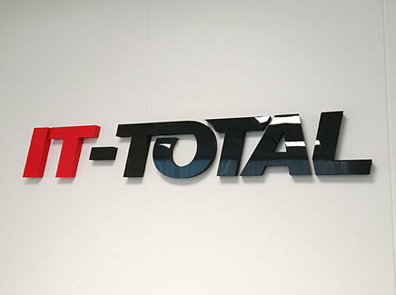 Frigolitskylt_Frigofoam_Frigolitlogo_Frigolitbokstäver_Frigolittext_Mässkylt_Kontorsskylt_Plexiglas_Akryl_Plexifront_Frigolitlogotyp_Reklamskylt