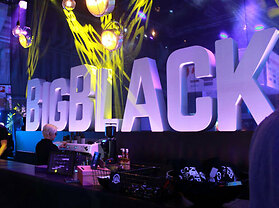 Frigolitskylt_Frigofoam_Frigolitlogo_Frigolitbokstäver_Frigolittext_Mässkylt_Kontorsskylt_Plexiglas_Akryl_Plexifront_Frigolitlogotyp_Reklamskylt