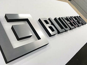 Frigolitskylt_Frigofoam_Frigolitlogo_Frigolitbokstäver_Frigolittext_Mässkylt_Kontorsskylt_Plexiglas_Akryl_Plexifront_Frigolitlogotyp_Reklamskylt