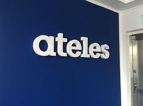 Frigolitskylt_Frigofoam_Frigolitlogo_Frigolitbokstäver_Frigolittext_Mässkylt_Kontorsskylt_Plexiglas_Akryl_Plexifront_Frigolitlogotyp_Reklamskylt