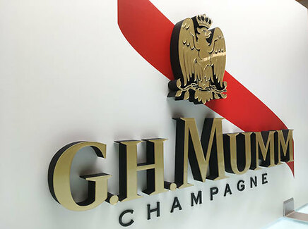 Frigolitskylt_Frigofoam_Frigolitlogo_Frigolitbokstäver_Frigolittext_Mässkylt_Kontorsskylt_Plexiglas_Akryl_Plexifront_Frigolitlogotyp_Reklamskylt