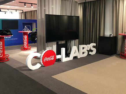 Frigolitskylt_Frigofoam_Frigolitlogo_Frigolitbokstäver_Frigolittext_Mässkylt_Kontorsskylt_Plexiglas_Akryl_Plexifront_Frigolitlogotyp_Reklamskylt