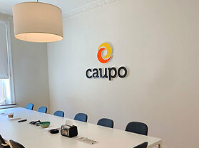 Frigolitskylt_Frigofoam_Frigolitlogo_Frigolitbokstäver_Frigolittext_Mässkylt_Kontorsskylt_Plexiglas_Akryl_Plexifront_Frigolitlogotyp_Reklamskylt