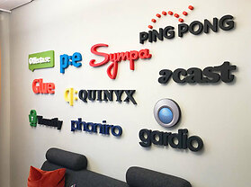 Frigolitskylt_Frigofoam_Frigolitlogo_Frigolitbokstäver_Frigolittext_Mässkylt_Kontorsskylt_Plexiglas_Akryl_Plexifront_Frigolitlogotyp_Reklamskylt