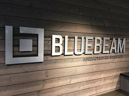 Plastskylt_Plexiglas_Plexiskylt_Akrylskylt_laserskärning_butiksskylt_kontorsskylt