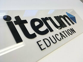 Plastskylt_Plexiglas_Plexiskylt_Akrylskylt_laserskärning_butiksskylt_kontorsskylt_Dörrskylt