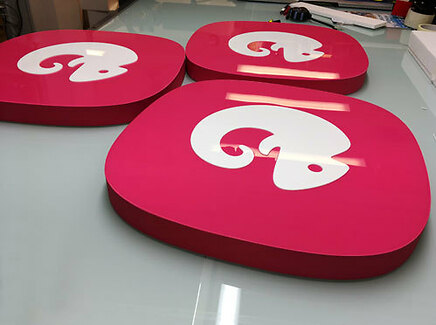 Plastskylt_Plexiglas_Plexiskylt_Akrylskylt_laserskärning_butiksskylt_kontorsskylt_Dörrskylt_Reklamskylt