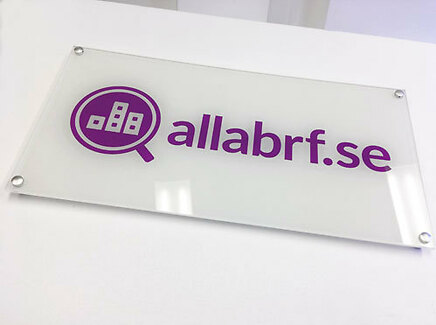 Plastskylt_Plexiglas_Plexiskylt_Akrylskylt_laserskärning_butiksskylt_kontorsskylt_Dörrskylt_Reklamskylt_Distanser