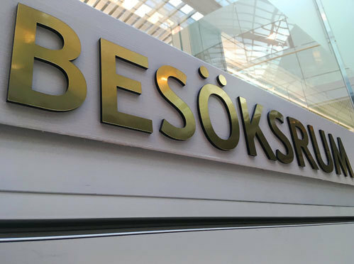 Plastskylt_Plexiglas_Plexiskylt_Akrylskylt_laserskärning_Metallbokstäver_butiksskylt_kontorsskylt_Dörrskylt