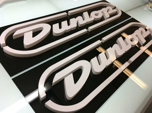 Plastskylt_Plexiglas_Plexiskylt_Akrylskylt_laserskärning_Metallbokstäver_butiksskylt_kontorsskylt_Dörrskylt