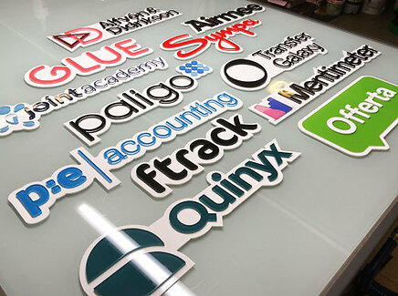 Plastskylt_Plexiglas_Plexiskylt_Akrylskylt_laserskärning_butiksskylt_kontorsskylt_Dörrskylt