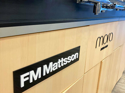 Plastskylt_Plexiglas_Plexiskylt_Akrylskylt_laserskärning_butiksskylt_kontorsskylt_Dörrskylt