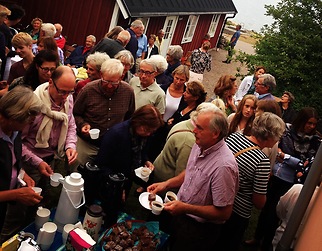 I pausen serveras kaffe i trädgården!