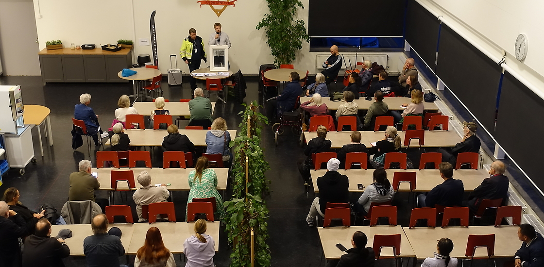 Projektledare Andreas Danielsson på byggarbetsplats vid fönstermontering