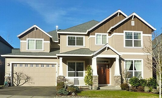 Målning av hus utomhus i Stockholm.